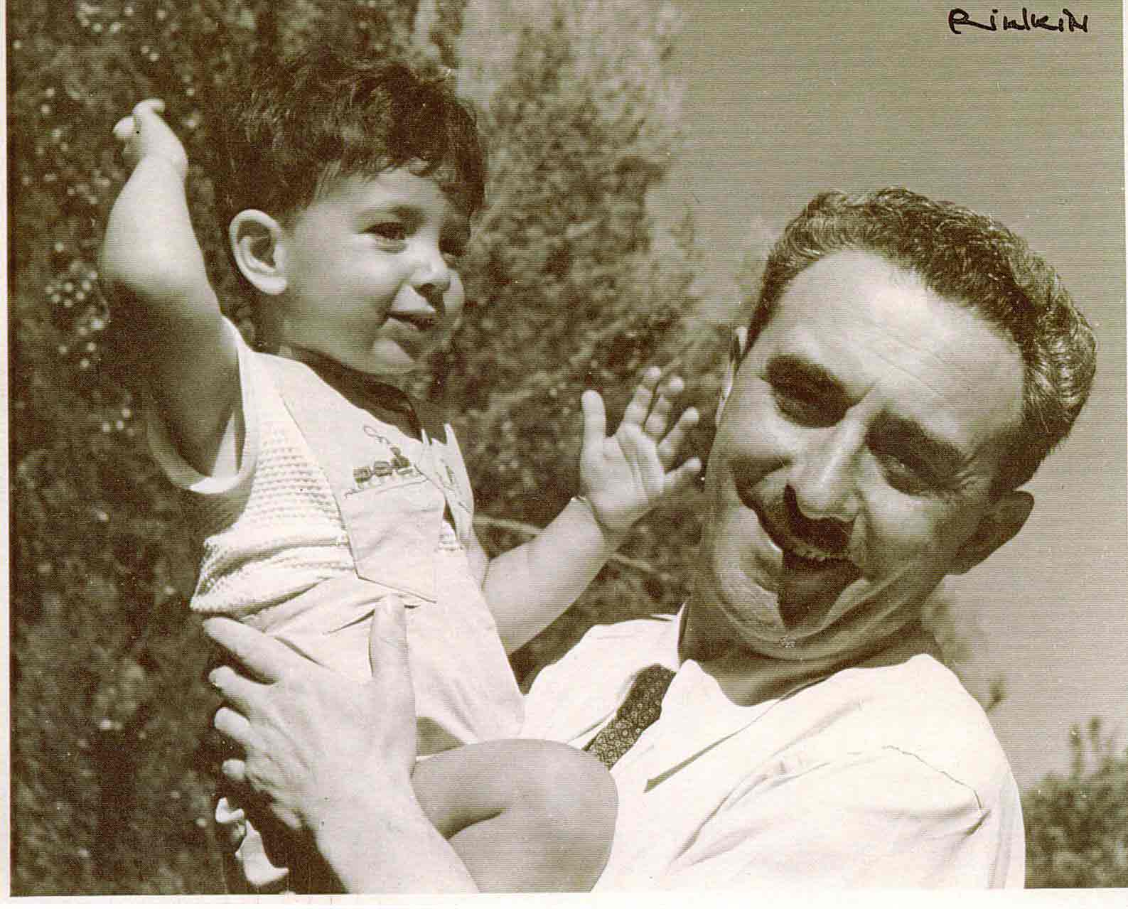 Moshe Sharett an his grandson Yoram (Photo: Anna rifvkion)